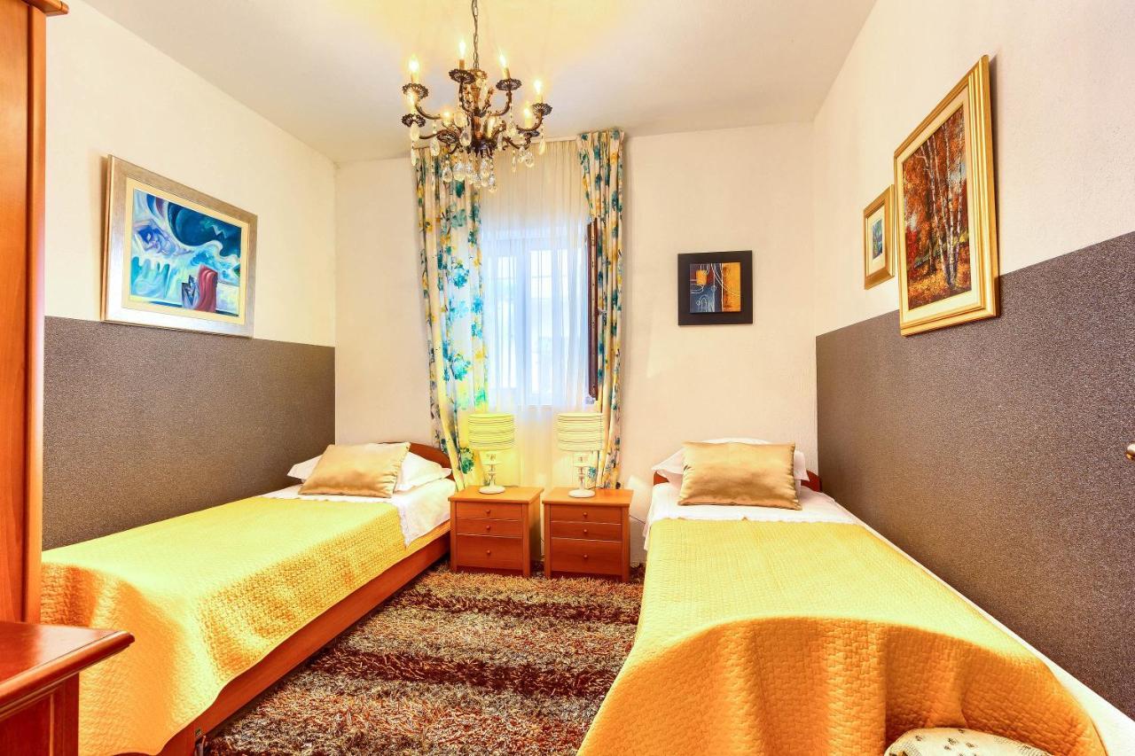 Family Friendly Seaside Apartments Rogoznica - 2010 Esterno foto
